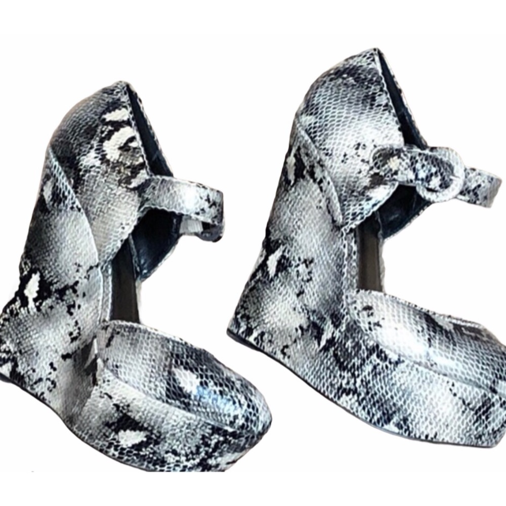 Cynthia Rowley Faux Snakeskin Platforms Size 8.5